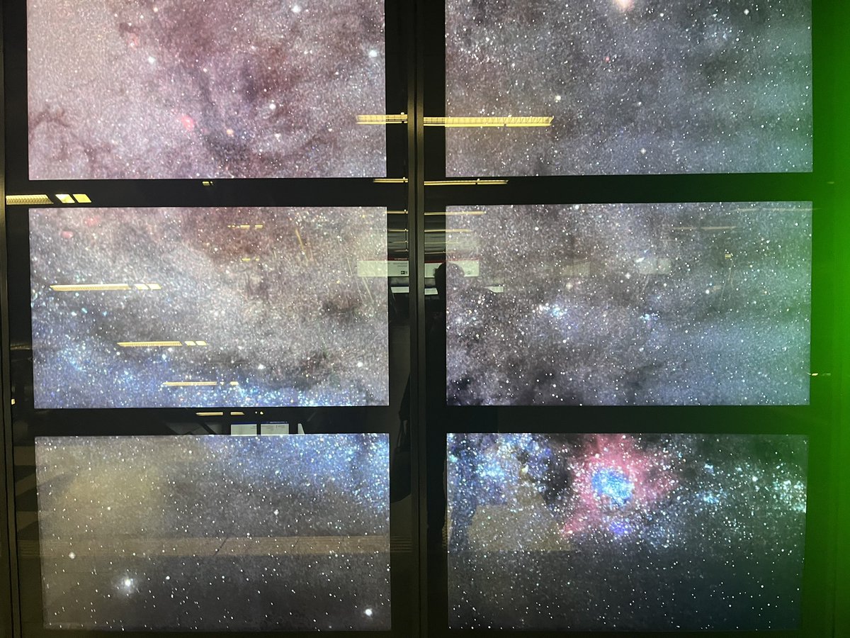 duesselgo's tweet image. Ein optisches Universum als Kunstwerk im U-Bahnhof #Benrather Str.: Die Wände mit einer silbernen Matrix verkleidet, die an ein Weltraumschiff erinnern. In den 6 #Video-Fenstern der sind Weltraumreisen zu sehen. Einen schönen Abend #OpArt #UBahn #Düsseldorf #Kunst #art #altstadt