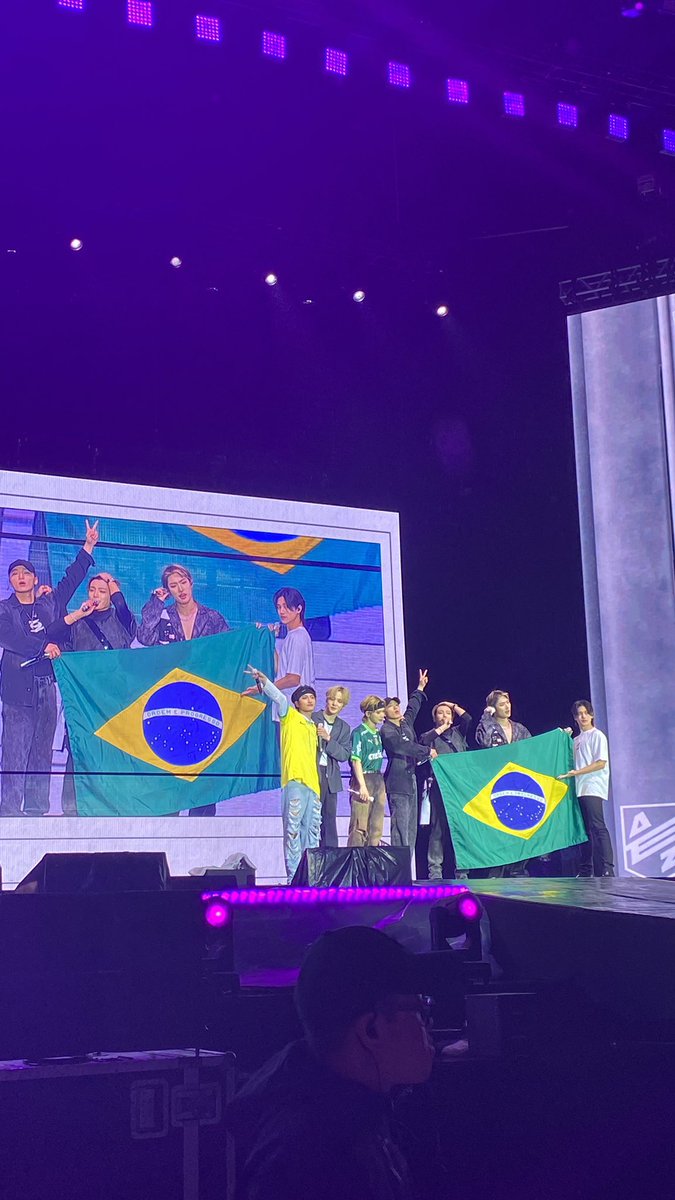 yunhosouls's tweet photo. momentos icônicos e engraçados do ateez e atiny no show do ateez no allianz parque; a thread. 🪡 https://t.co/m6MCI4MtQ1