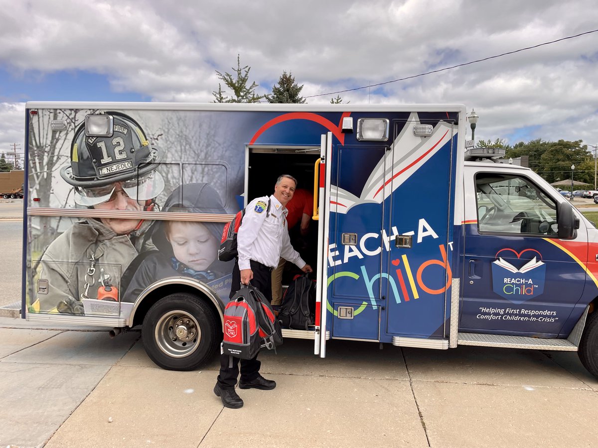 jessicae1335's tweet photo. We delivered nearly 150 first responder bags to the Kenosha Police &amp; Fire Departments today to help comfort children in crisis situations through the REACH-A-Child program, thanks to a $10,000 AT&amp;T contribution. @reachachild @ATTimpact @RobynGruner @KenoshaPolice https://t.co/MEhEZMOO4N