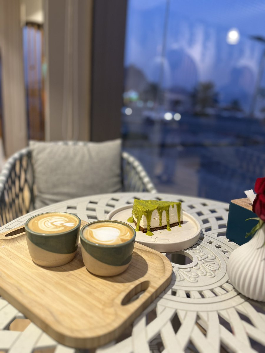 قهوة ومسَاحة مِن الهدُوء .