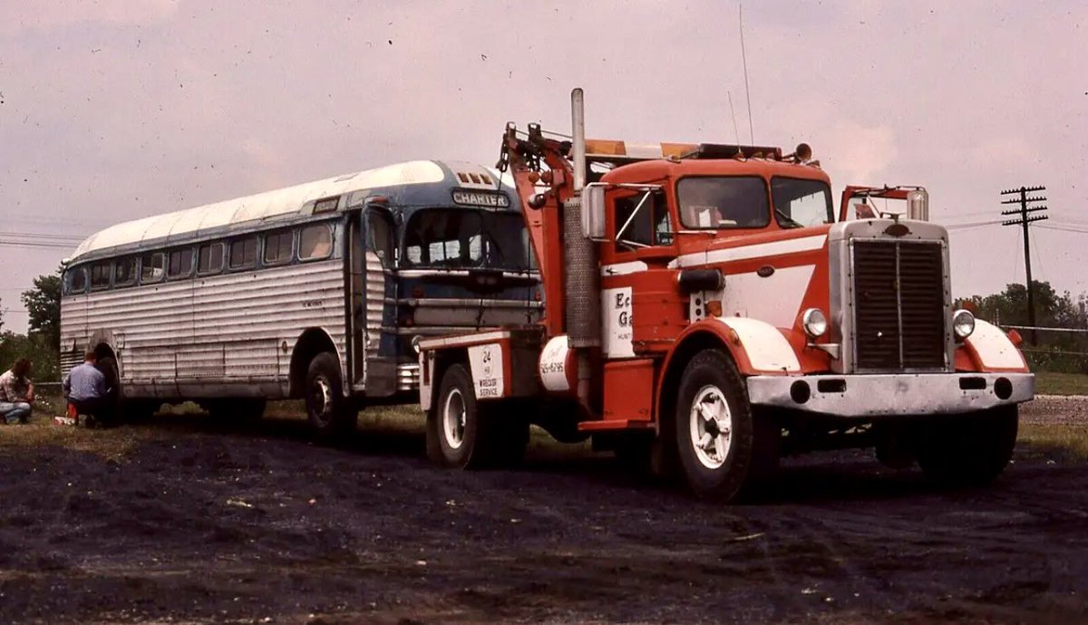 On the hook. 💪😎

#thedirtyoldtrucker #oldtrucks #oldschooltrucks #peterbilt #peterbilttrucks #oldbuses