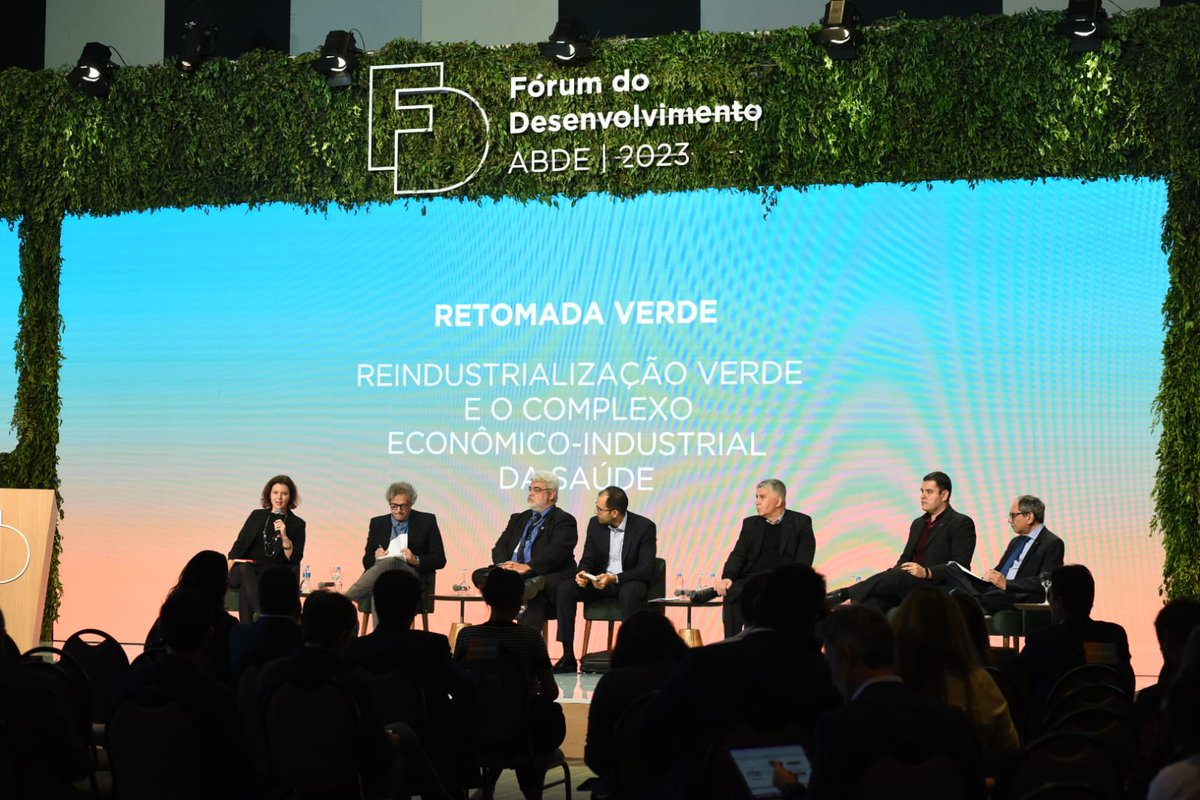 abde_oficial's tweet photo. Venha debater conosco a retomada verde! Envie sua pergunta por meio do nosso chat da transmissão ao vivo, para os representantes do Ministério da Saúde, do CNDI, da @OficialEMBRAPII, do @BancoBDMG, da @Finep, da @Desenbahia e do @Grupo_farma. Acesse: https://t.co/xVLGk1wTp8 https://t.co/d32a3Vzc0R