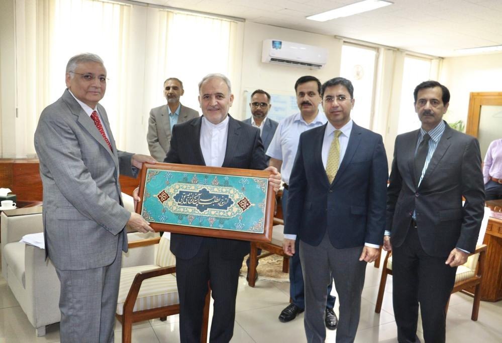 Ch1Ahtsham's tweet photo. پاکستان میں نئے تعینات ہونے والے ایرانی سفیر، رضا امیری مغدام نے نگران  وزیر برائے منصوبہ بندی، ترقی اور خصوصی اقدامات،  سمیع سعید سے ملاقات کی ملاقات میں چیف اکانومسٹ ڈاکٹر ندیم جاوید، سینئر جوائنٹ سیکرٹری معظم علی اور چیف فارن ایڈ ظہور بھی ملاقات میں شامل تھے۔ https://t.co/2sDjLXC7iM