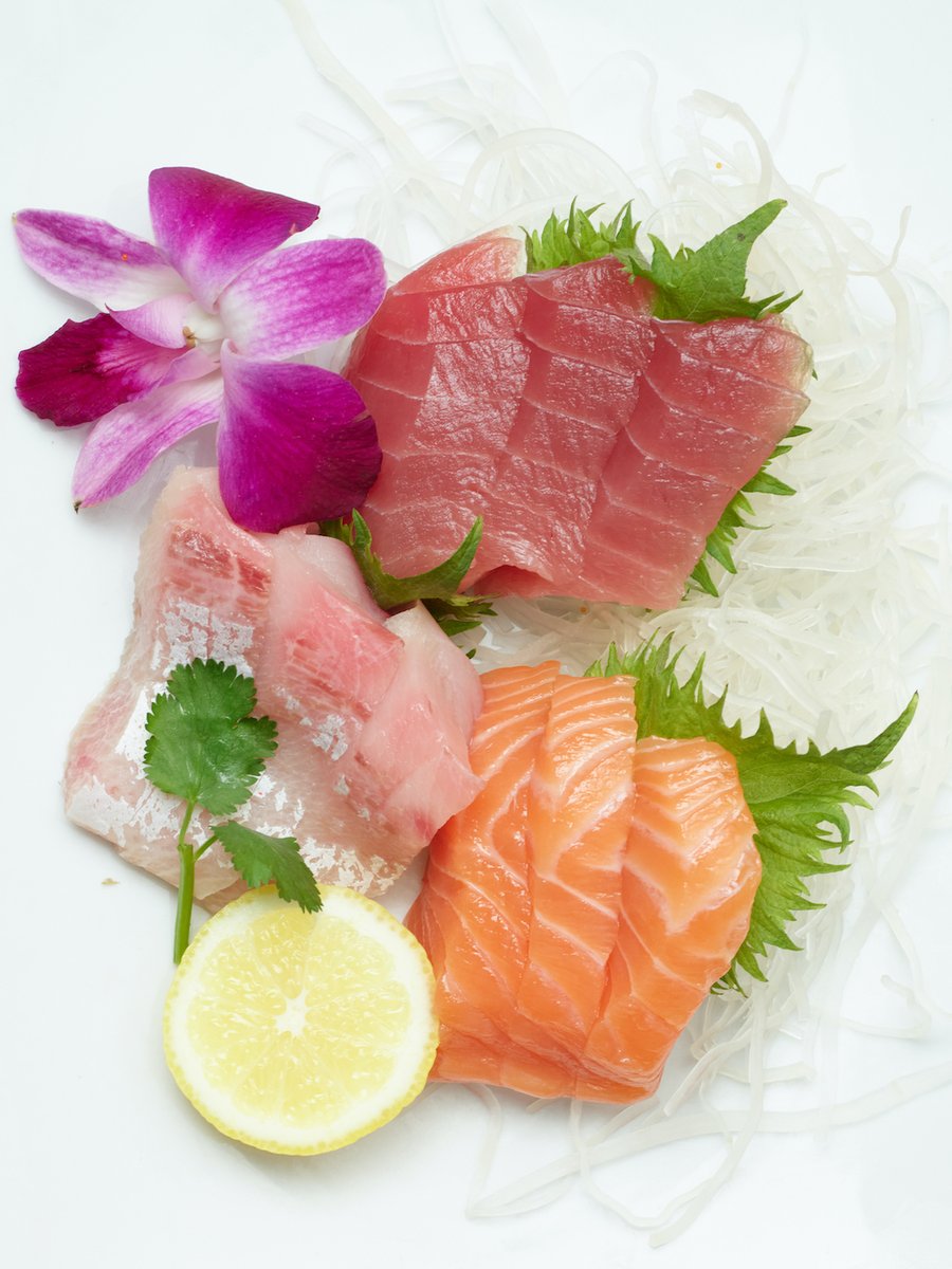 You know what they say: a colorful plate is a happy plate! 🍣