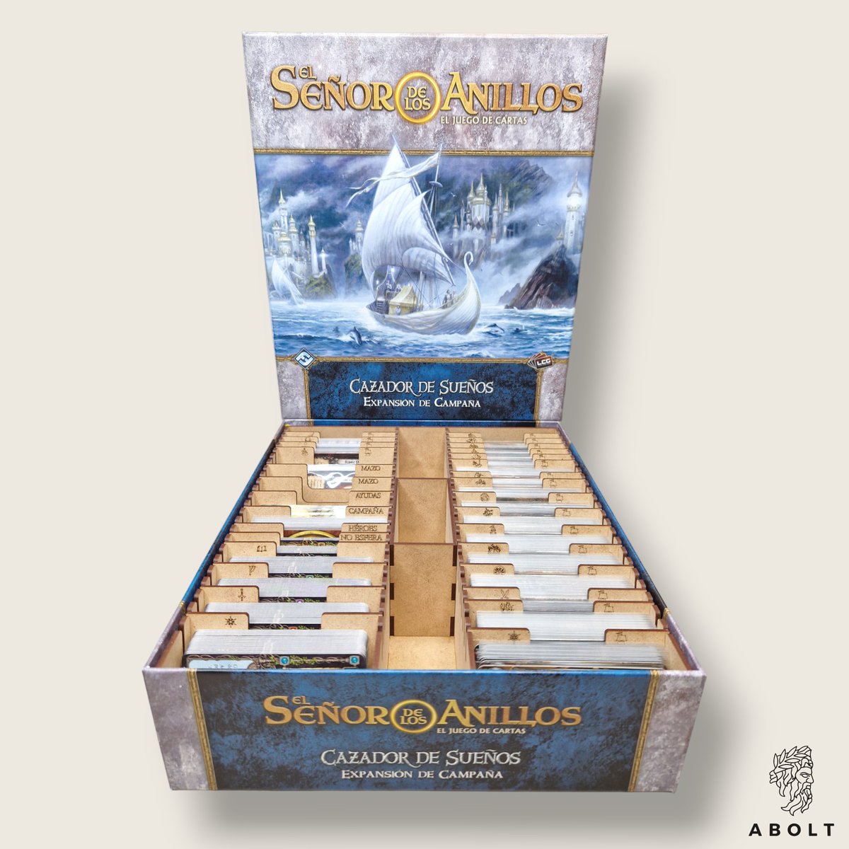 abolt_es's tweet photo. Hay una nueva incorporación a la familia LCG ESDLA, el inserto de Cazadores de Sueños. Con hueco para las cartas enfundadas con separadores personalizados.

https://t.co/g4aRwEs6hA
#ESDLA #LCG #bgg https://t.co/xxMBqsxleS