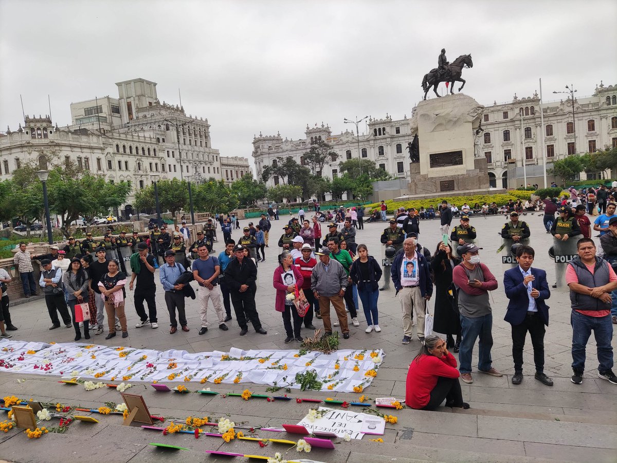 jfowks's tweet photo. La caminata de familiares de víctimas de desaparición forzada no pudo hacer su recorrido completo ni actos simbólicos previstos debido a obstaculización de la policía nacional desde las 11 am. Terminan su vigilia en Plaza San Martín #MissingPersonDay https://t.co/7YgoPbLtKE