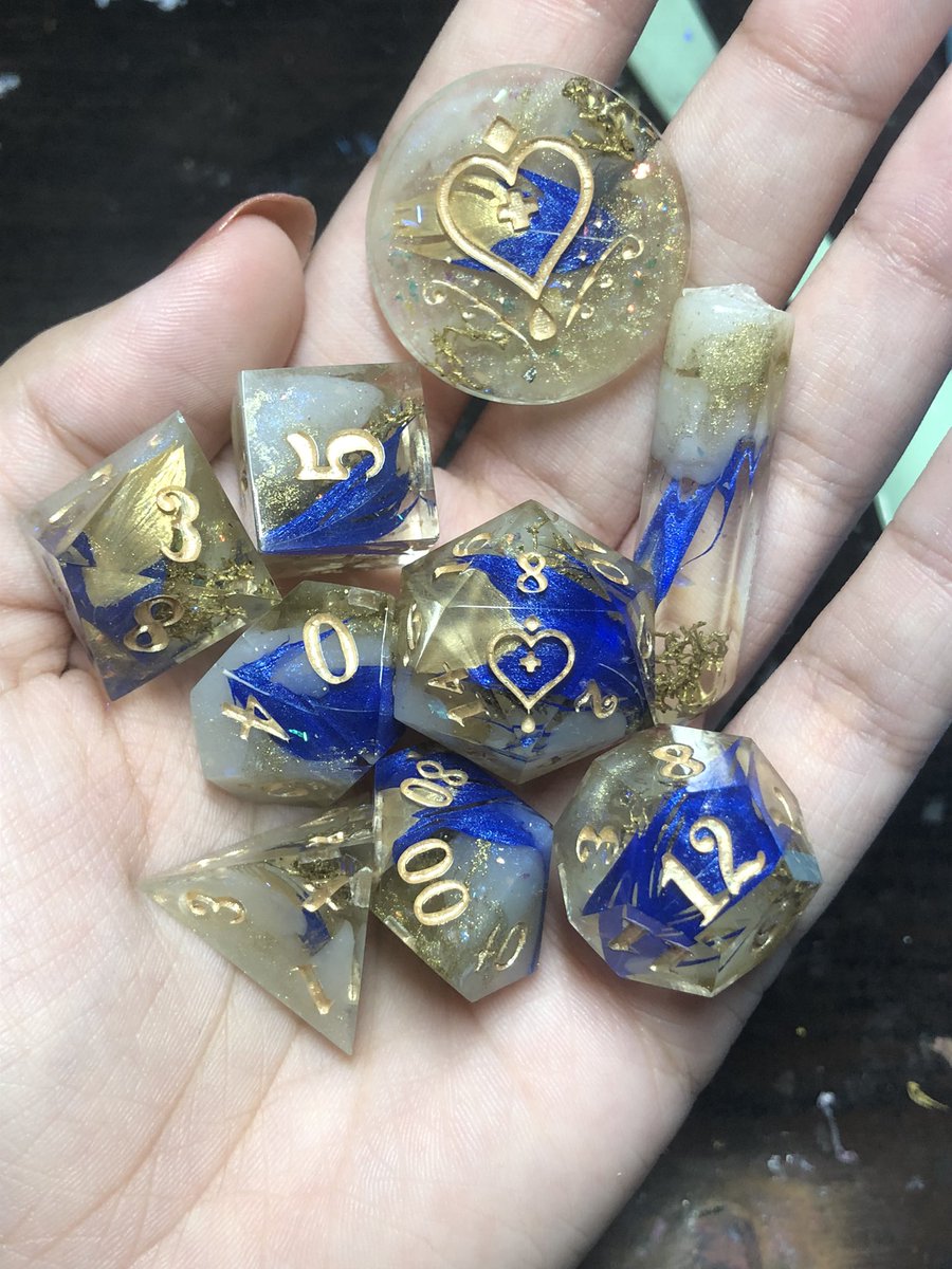 HealersHug's tweet image. Opulent Kingfisher dice set! I love how these hand painted feathers turned out in this set! This set is currently 25% off in the Etsy shop! 
#handmadedice #dice #diceset #dnd #ttrpg #dungeonsanddragons