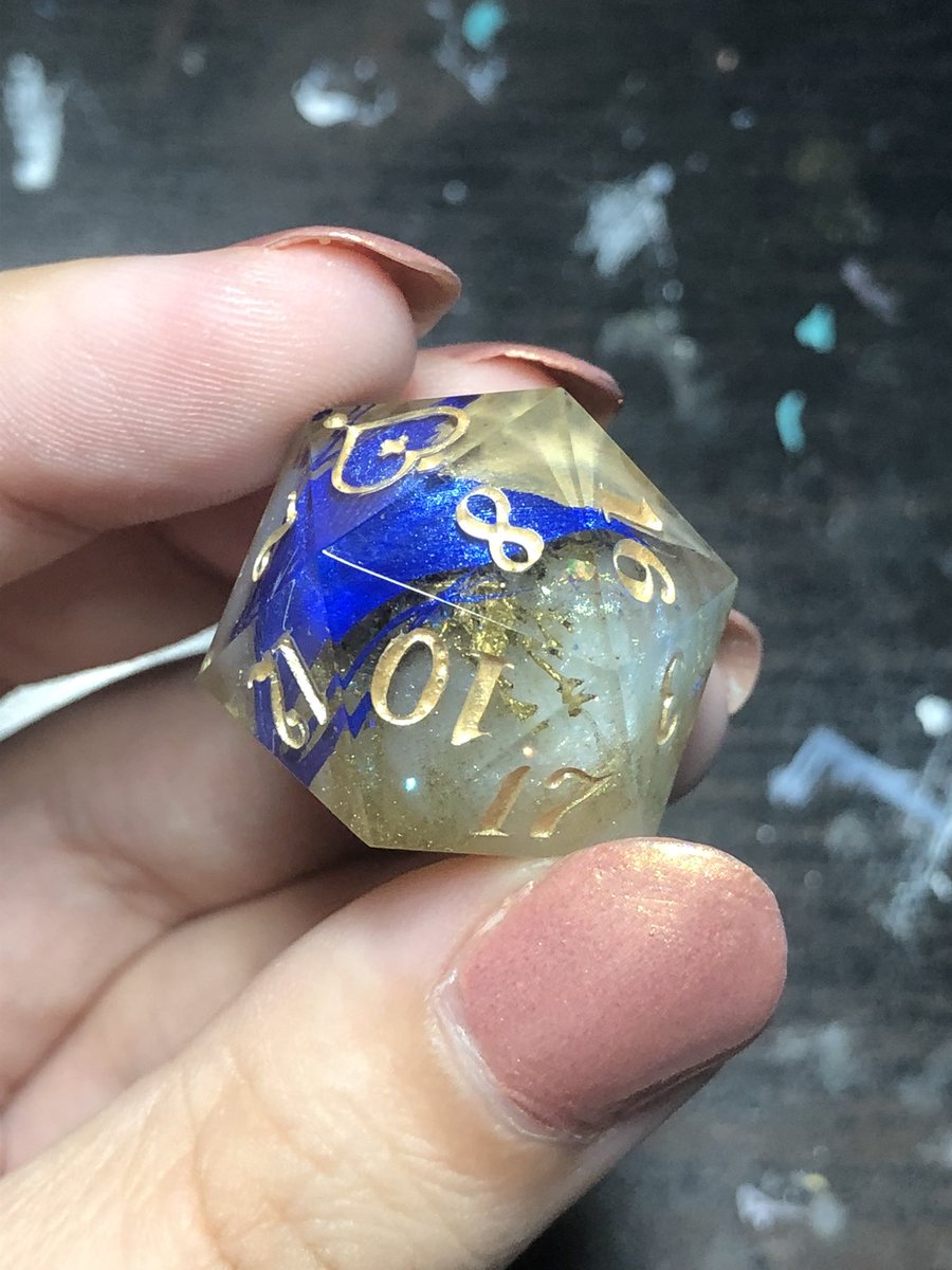 HealersHug's tweet image. Opulent Kingfisher dice set! I love how these hand painted feathers turned out in this set! This set is currently 25% off in the Etsy shop! 
#handmadedice #dice #diceset #dnd #ttrpg #dungeonsanddragons