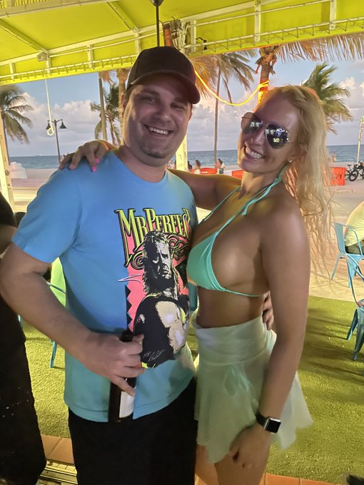 Met some fans at my favorite beach bar over the weekend 🏝️ https://t.co/PhsahHyYXV