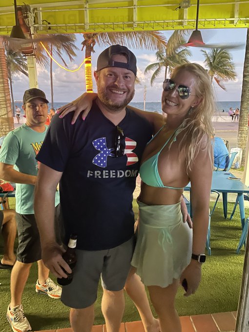 Met some fans at my favorite beach bar over the weekend 🏝️ https://t.co/PhsahHyYXV
