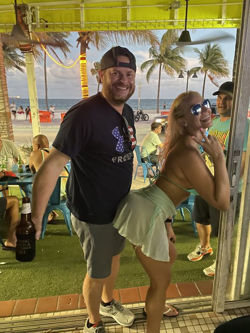 Met some fans at my favorite beach bar over the weekend 🏝️ https://t.co/PhsahHyYXV