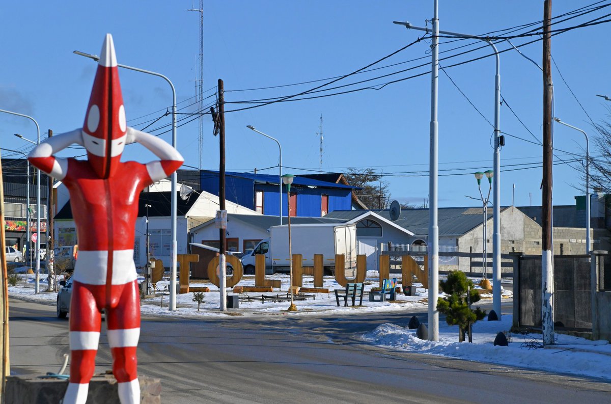 Tolhuin, el corazón de la isla:

📌 Se encuentra en la zona centro de la Isla, a medio camino entre Ushuaia y Río Grande. Su nombre significa “corazón” en lengua Selk’nam. 

#Tolhuin #EcotonoYLagos #FanDeLaNieve #TierraDelFuego #FinDelMundo #Patagonia #Argentina