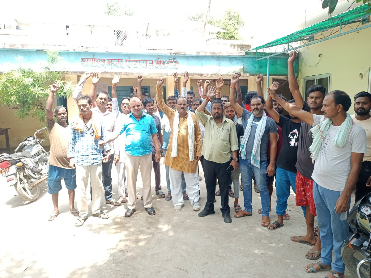 moth_nagar's tweet photo. नगर पंचायत मोठ झांसी
नगर पंचायत मोठ में 02 माह से अधिशासी अधिकारी का पद रिक्�� होने के कारण रक्षा बंधन के त्यौहार पर सफाई कर्मचारियो को वेतन न मिलने के कारण कर्मचारियों के द्वारा काम बन्द कर दिया गया।
@NagarVikash
@SBMUrbanUP 
@IASEverester https://t.co/rrqU9caD1f