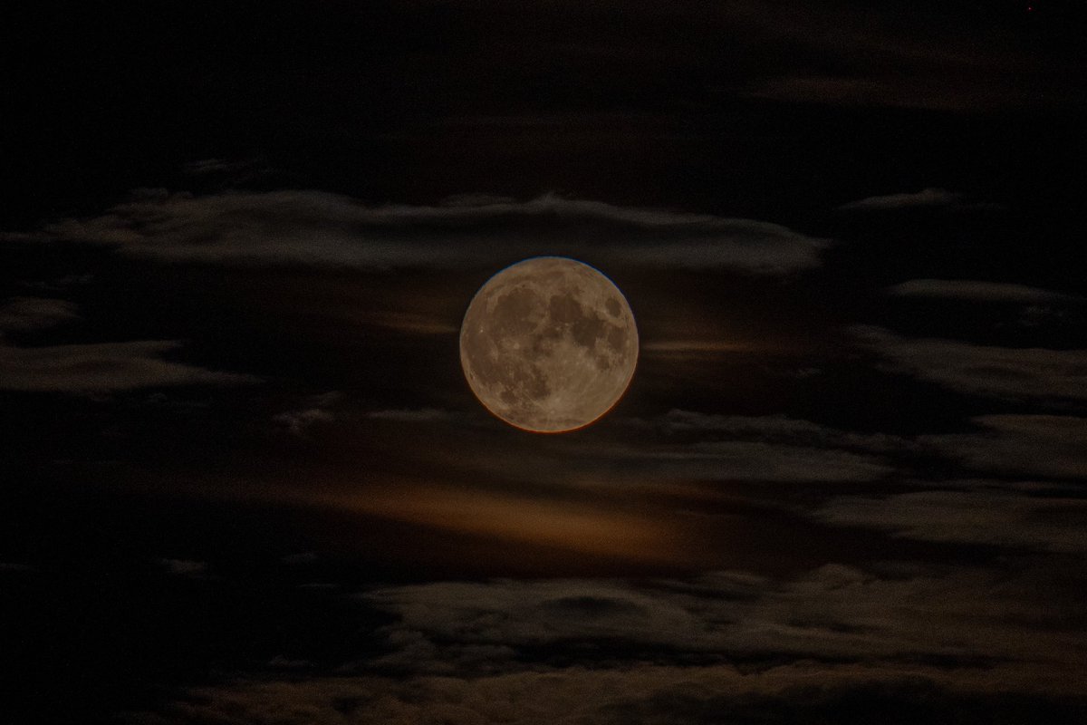 Falls jemand den Supermond sucht, ich hätte ihn gefunden