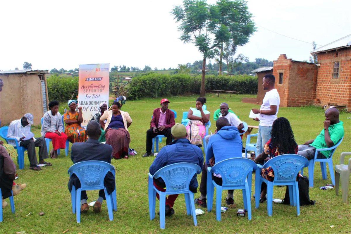 Kenya: Our brave co-founder and founder of @tunawezaempower @vincent_mwit conducting intergenerational dialogue on #endingFGM in Kwehemba village, Kuria where last cutting season a bishop was attacked. 
@gptoendfgm @gmcendfgm @wallaceglobal