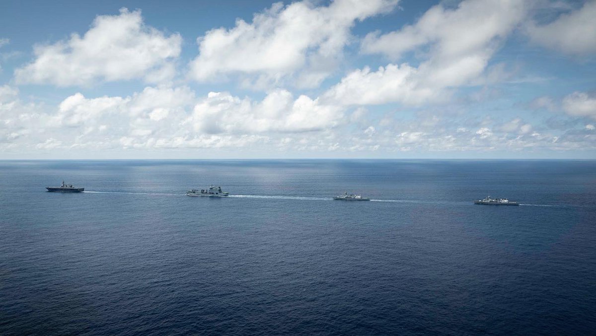 Our ships also participated in a trilateral exercise with #Japan🇯🇵 and the #US🇺🇸 navies from East of Kuril Islands to South of Kanto. 

Strengthening our international cooperation enables us to foster an open and free Indo-Pacific. 🤝

#WeTheNavy #FOIP #OpHORIZON
📸 Aviator Cole