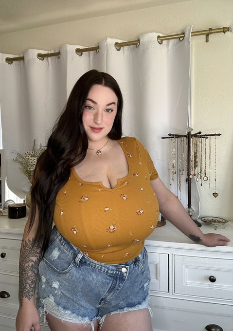 Yellowwww💛 https://t.co/TXmfox4kNe