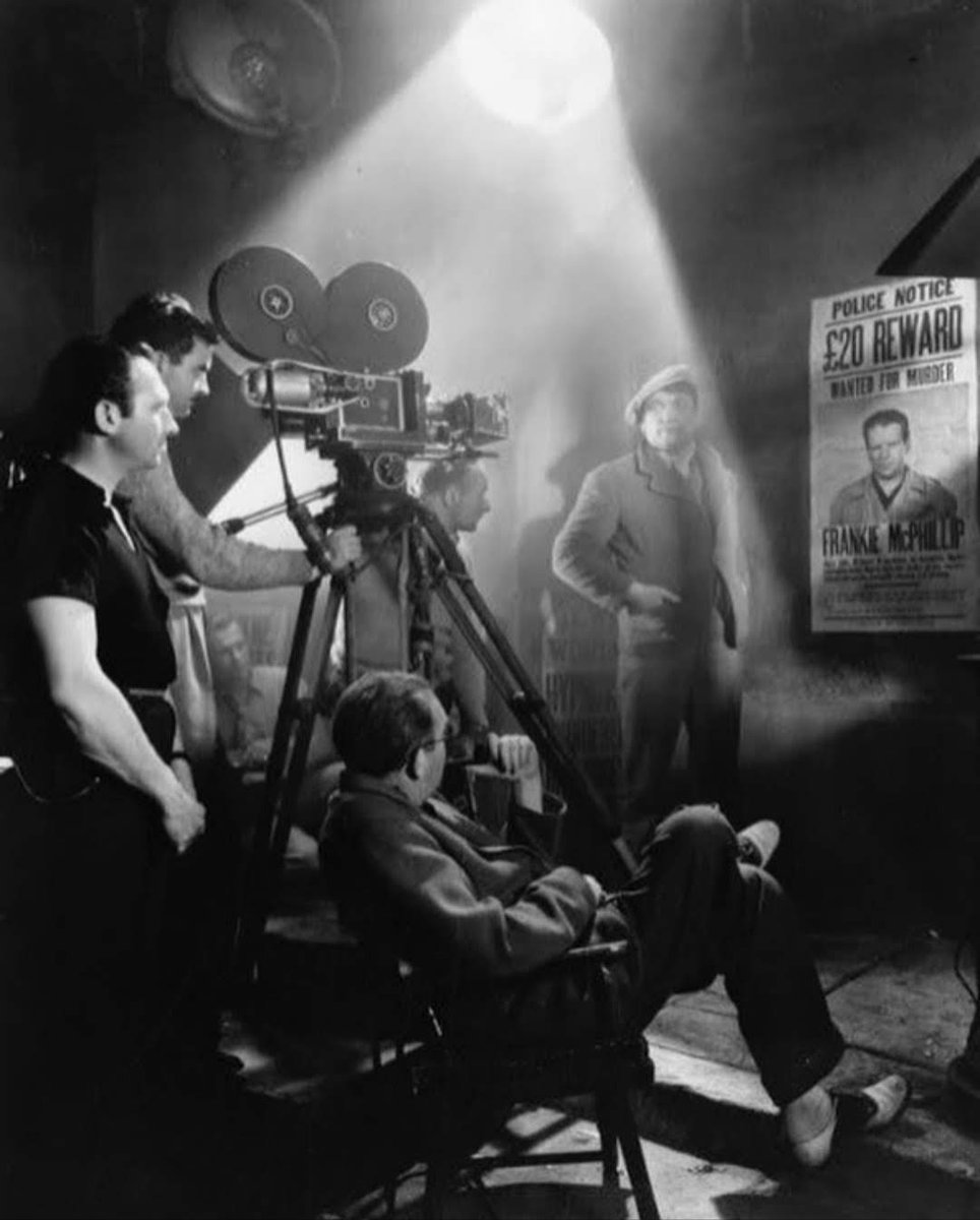 JuanmadelaPoza's tweet photo. Mañana se cumplen 50 años de la muerte de #JohnFord, el mejor director de la historia del #Cine, y publicaré en mi blog (https://t.co/TGhbmpXYNZ) el primero de los artículos que voy a dedicarle. Imagen de Pappy dirigiendo a #VictorMcLaglen en #ElDelator (#TheInformer, 1935). https://t.co/QM55YqIPhu