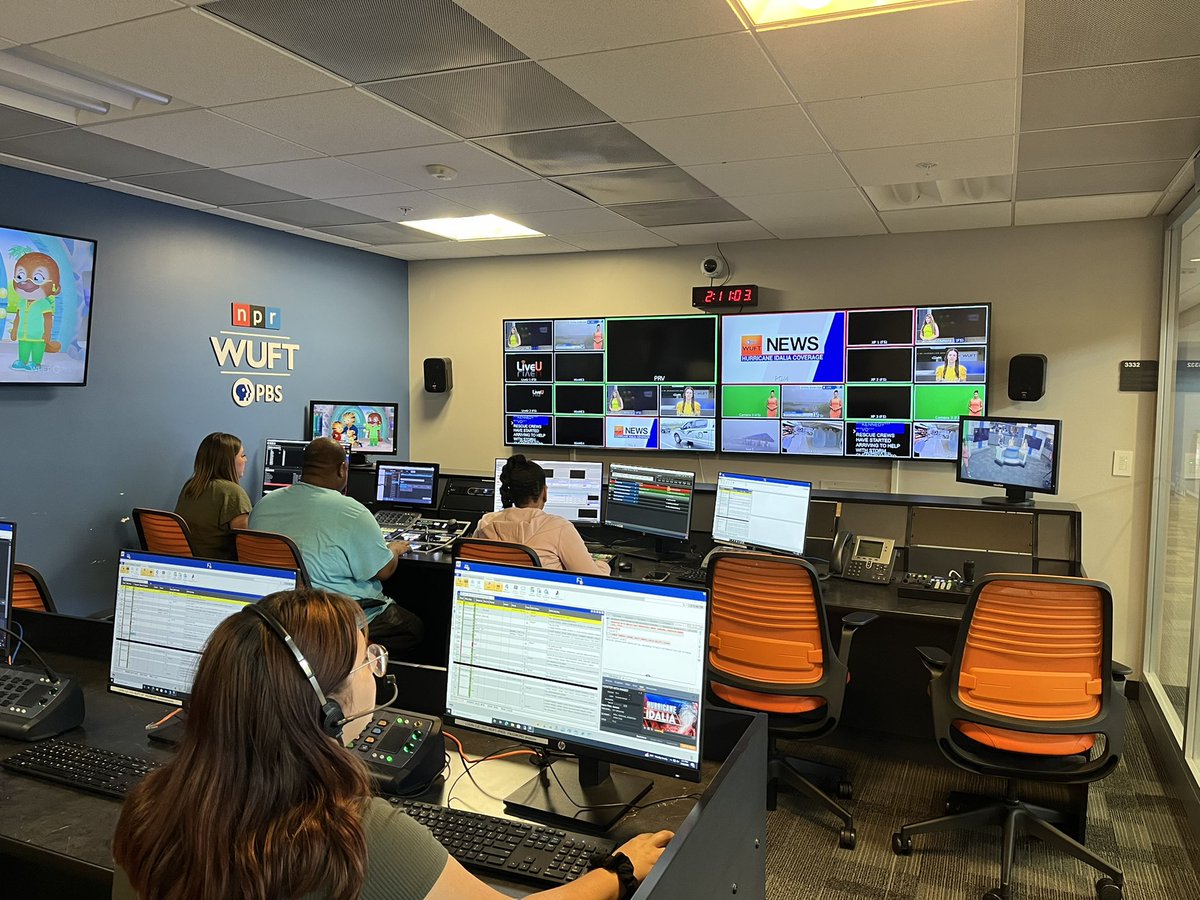 HarrisonHove's tweet image. That’s a wrap: Incredible coverage today by @UFJSchool students as Hurricane Idalia made landfall and moved through. Their news content on digital, radio and television was even picked up by national outlets like NPR and NBC’s TODAY Show.  🐊🔶🔷🌀