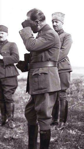 "Sarı zeybek aman, şu dağlara yaslanır aman."