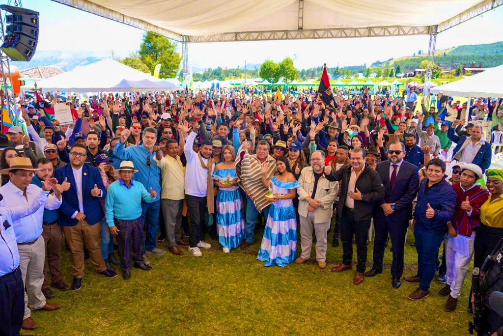 juanflores18's tweet photo. Desde #Cayambe acompañamos al Ministro de @AgriculturaEc - @EizaguirreEc en la inauguración del 1er Centro de Desarrollo Productivo Agropecuario Comunitario (#CDPAC)
¡Una semilla para el desarrollo del sector productivo más importante del #Ecuador 🇪🇨!
#NuestroTrabajoContinúa https://t.co/xSFdU1oNaZ