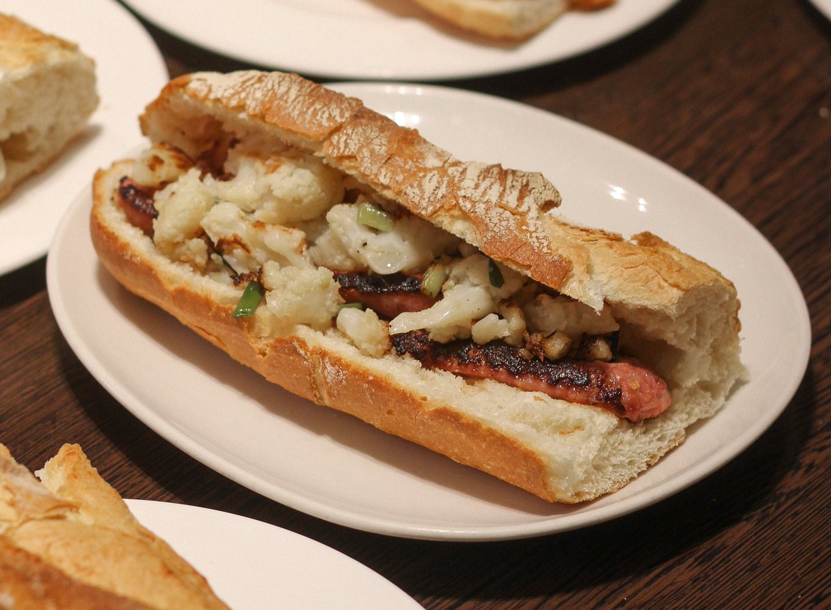 chorbetenaranja's tweet photo. 3. El bocadillo de longaniza y coliflor del mítico #Rausell podría decir que me cambió la vida, las cosas como son 🫠
Tremendo producto y un pan súper rico. Eso sí, los precios no son muy populares. https://t.co/eYH9x7tiTe
