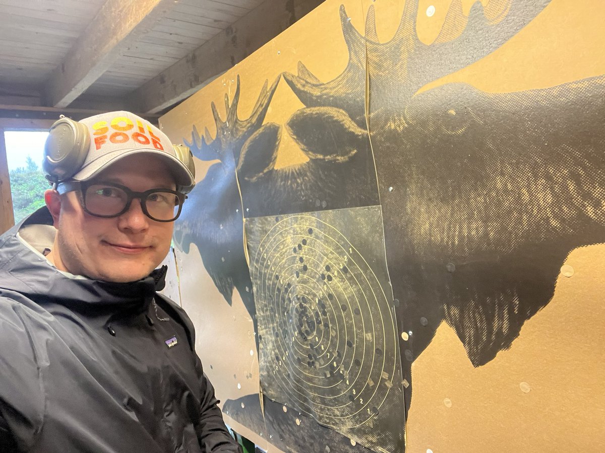 Laskeskelin että kesän aikana on tullut jäykistettyä sormea yli 500x ja tulosten perusteella ei toinen mokoma olisi tehnyt pahaa. 50 laukausta tälle illalle ja tarjolla oli kaikkea pummin ja kympin välillä.