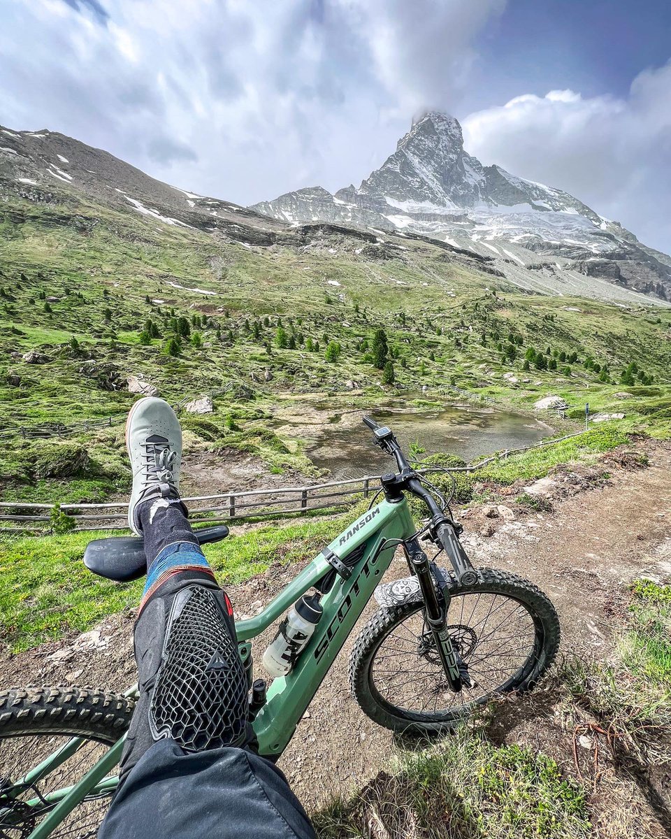 vmuffatjeandet's tweet photo. After so many hours in rehab and in the gym 🦿🏋️♂️, it feels good to finally be allowed to do some outdoor actions and get some fresh air 🚵♂️🏃⛰️🙌😍
#LaMontagneCaVousGagne #RideYourLife
—————
@ScottSportsFR @crankbrothers @ColmarSport @Alpinawatches @uvexcycling https://t.co/nVMDQtsOhD