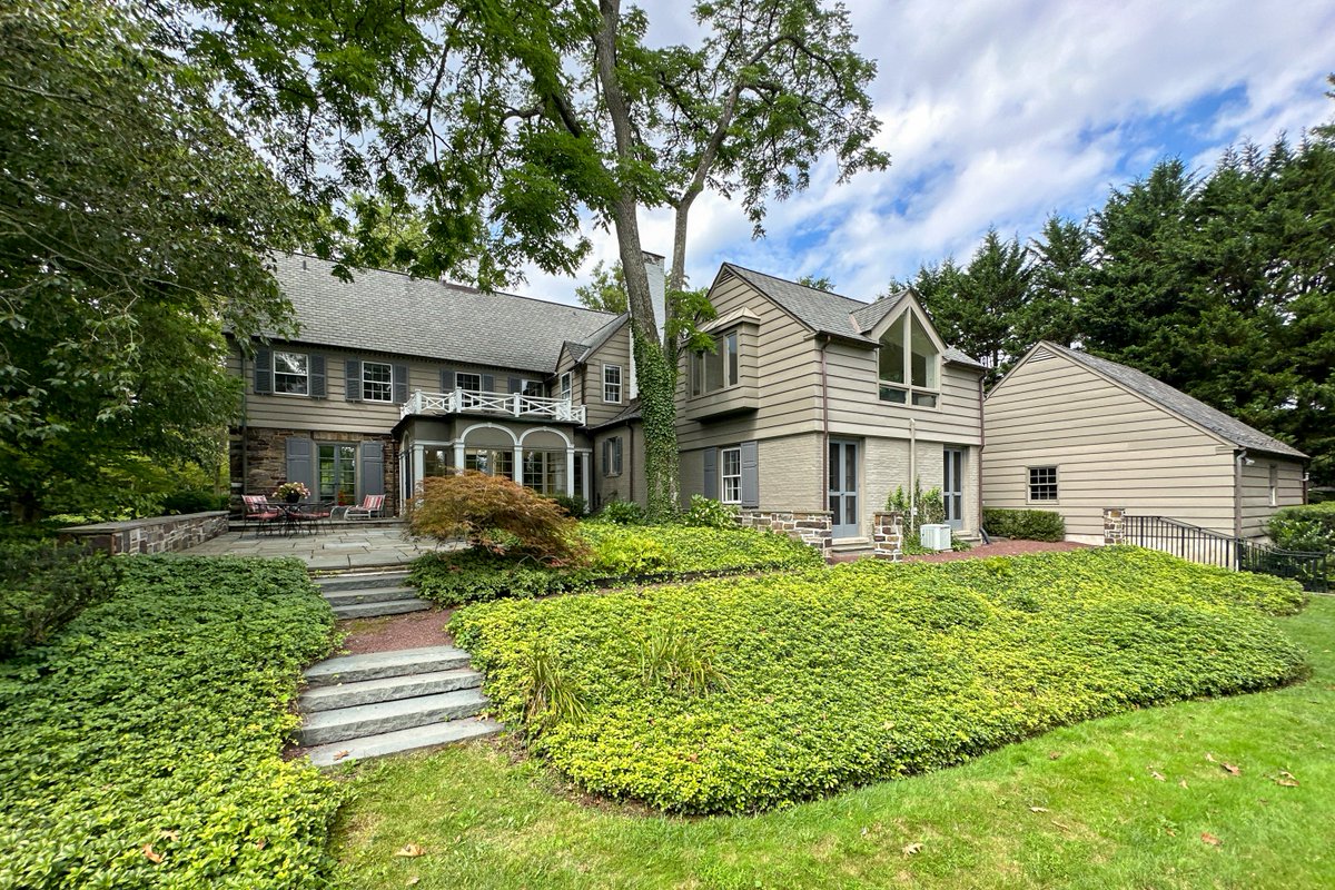 CalHenSIR's tweet photo. #HouseOfTheWeek: Adjacent to the world-famous Institute for Advanced Study, this gracious 1930’s home deftly blends traditional polish and contemporary edge in one of #Princeton's most storied neighborhoods: https://t.co/HX9irSpkog #realestate #sothebysrealty #lovewhereyoulive https://t.co/lYwMxLNNOk