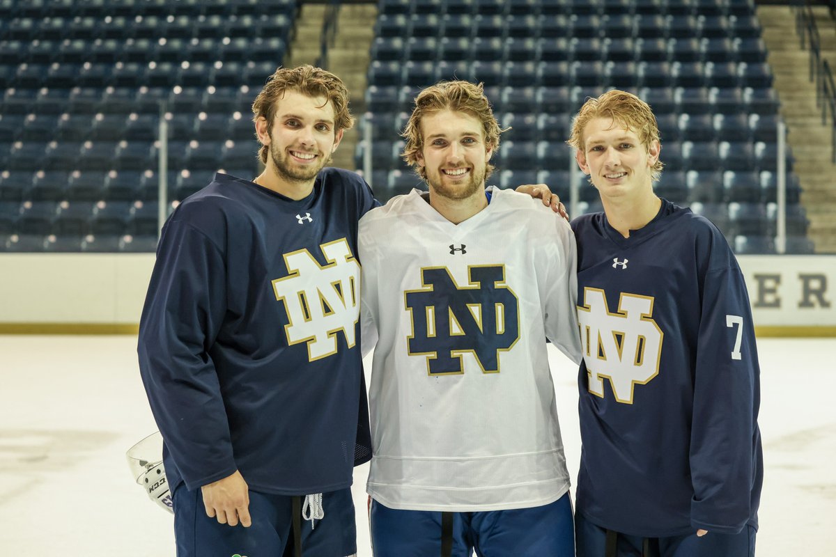 Hockey = 𝒻𝒶𝓂𝒾𝓁𝓎 🫶

#GoIrish