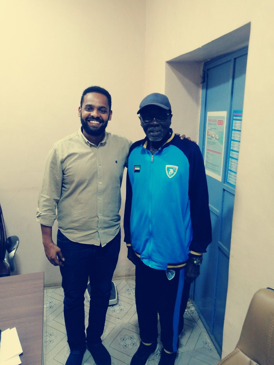 #جنوب_السودان
#يامحاسن_الصدف
دا عمنا يوسف ٩٠ سنة جنوب سوداني جاني بي رجولو العيادة ربنا يديهو الصحة والعافية ، الصدفة إنو لعب حارس مرمى في الموردة الخرطومي سنة ٦٧ كان ساكن جمب ميدان قلب الأسد ودفعة جدي المرحوم . قال انو السودان لمن ترجع حيجي يحرس تاني
#معالم_جوبا