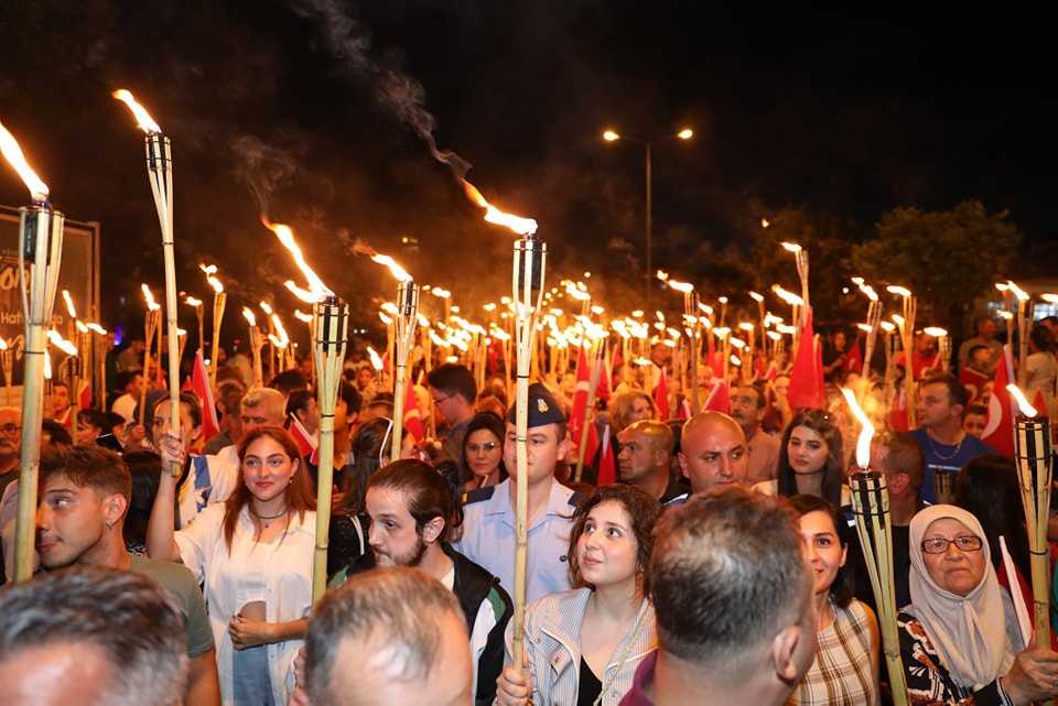 ZAFER COŞKUSUNU DOYA DOYA YAŞADIK

Kadınıyla erkeğiyle, genciyle yaşlısıyla ATA'sına bağlı Cumhuriyet şehri Merzifon'da binlerce kişi zafer çoskusunu doya doya yaşadı. Olağanüstü bir katılımla gerçekleşen Zafer Yürüyüşü ve Fener Alayı'mızın ardından,