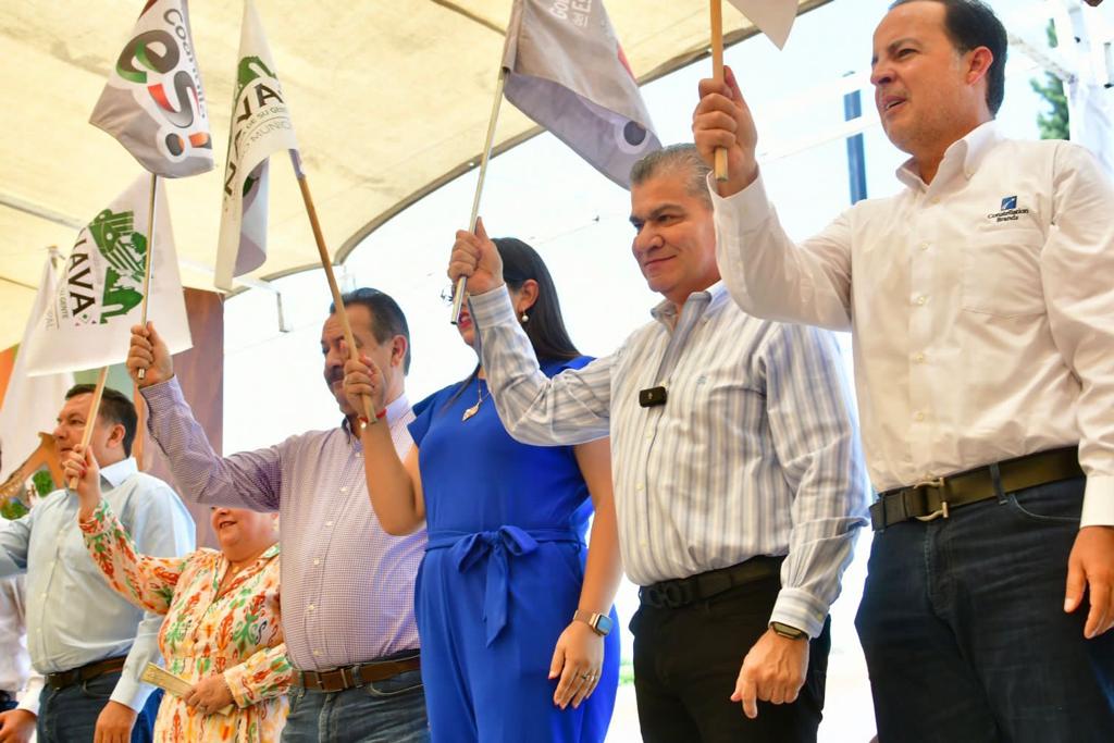 En #Nava, con directivos de <a href="/cbrands/">Constellation Brands</a> y la alcaldesa María del Pilar Valenzuela, conjuntamos la inversión de 23.4 mdp para la rehabilitación y reposición de la red de distribución de agua potable. (1/2)