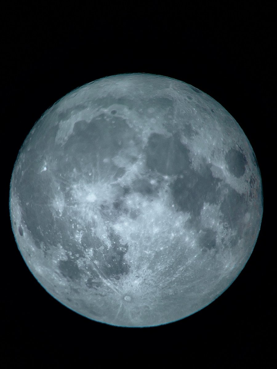 القمر الأزرق العملاق 🔭🌕