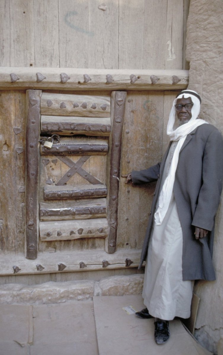 ksaoldphoto's tweet photo. صورة من عام 1975م لأحد المرشدين وهو يشير إلى موقع سن الرمح أو الشلفا الموجودة في باب قصر المصمك بمدينة الرياض، والتي تعود للأمير فهد بن جلوي، حيث رمى بها عجلان عامل ابن رشيد يريد قتله لكنها لم تصبه واستقرت في الباب، وذلك وقت اقتحام قصر المصمك لاسترداد الرياض عام 1319هـ/1902م. https://t.co/NK1oWUAEiS