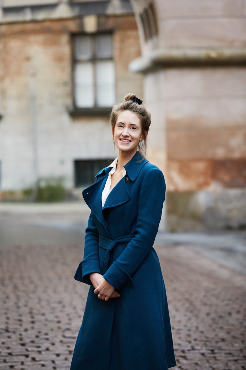 Met veel trots stellen we bij deze onze Reuvensspreker 2023 aan jullie voor: Dr. Felicia Fricke!
Ze heeft als onderzoeker een fris kritische blik op het slavernijthema, waarbij ze verbanden legt tussen regio’s, archeologische resten, sociale dynamieken en diverse bronnen.