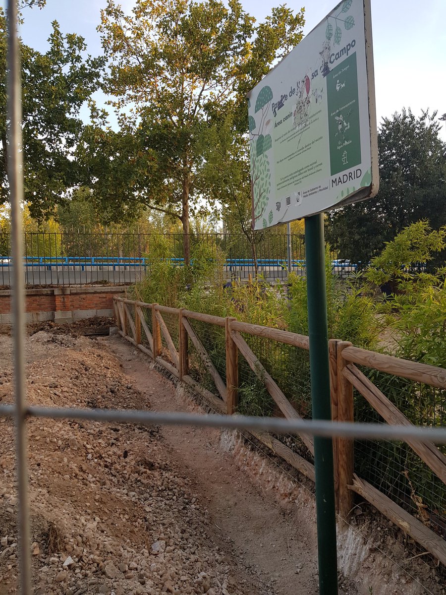 AreaRecreoVid's tweet photo. Sigue la cruzada de @bcarabante @InmaSanzO y @AlmeidaPP_ en la destruccion de nuestros parque en el nuestro siguen construyendo un #Parking ILEGAL hoy como ven poniendo en peligro las vayas del @PerretesLaVid @eldiarioes @publico_es @_infoLibre @telemadrid @sextaNoticias https://t.co/0OwmaCT5Z3
