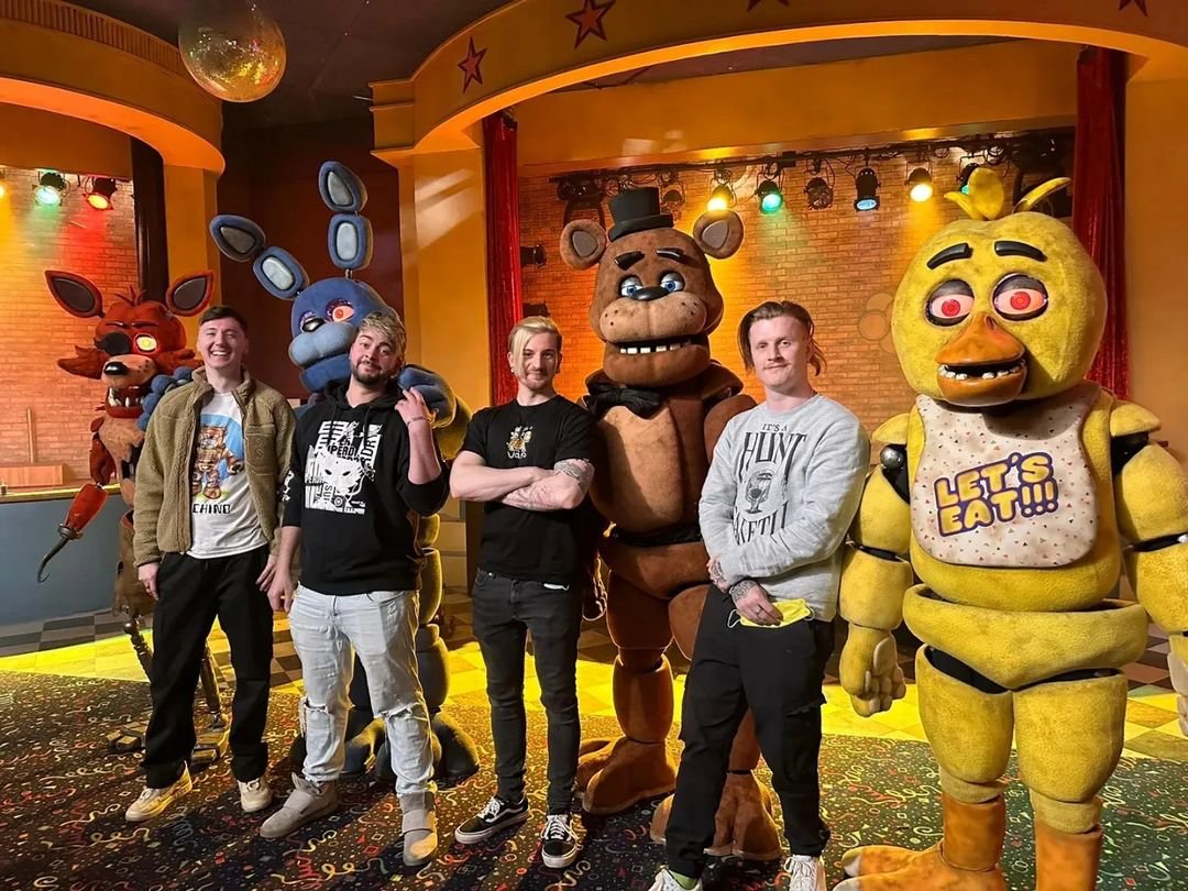 FNaF_Funnies's tweet image. The way these FNAF YouTubers stand in this picture is literally the most thug-gangster ass-shit like holy hell it&apos;s so badass