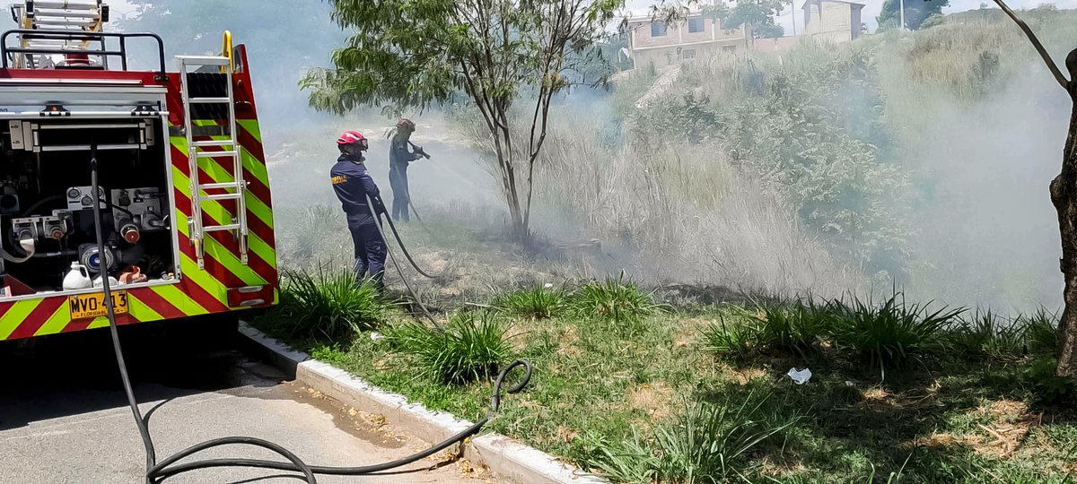 floridabomberos's tweet photo. Con #reacciónoportuna no mayor de 2 #horas, #unidadesbomberiles del #CBVF lograron #extinguir 2 #incendios de #coberturavegetal en #Girón.

Las #conflagraciones, que consumieron 500 Mt² cada uno, se presentaron en los #barrios #EloyValenzuela y en el #Sector1 de #NuevoGirón. https://t.co/0nfUX9LZSl