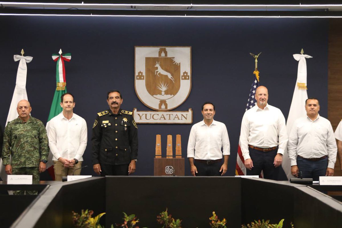 Mauricio Vila (@mauvila) on Twitter photo Con mucho orgullo recibimos el premio “Triple Arco” para la <a href="/sspyuc/">SSP Yucatán</a> otorgado por la Comisión de Acreditación para Agencias de la Aplicación de la Ley (CALEA), reconociendo los procesos operativos y administrativos, el Centro de Monitoreo C5i y el Instituto de Formación Policial, Con mucho orgullo recibimos el premio “Triple Arco” para la <a href="/sspyuc/">SSP Yucatán</a> otorgado por la Comisión de Acreditación para Agencias de la Aplicación de la Ley (CALEA), reconociendo los procesos operativos y administrativos, el Centro de Monitoreo C5i y el Instituto de Formación Policial,