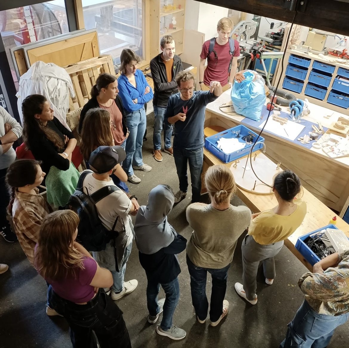 Ook 3e dag vd COMPASSS zomerschool was bijzonder: <a href="/DiederikJekel/">Diederik Jekel</a> over de wetten vd tv en verbinding maken met je publiek, psycholoog Eddie Brummelman over stereoretypes, self-view en Lil'scientist project <a href="/DeJongeAkademie/">De Jonge Akademie</a>. Daarna rondleiding bij <a href="/Ontdekfabriek/">De Ontdekfabriek</a> met oprichter Chris