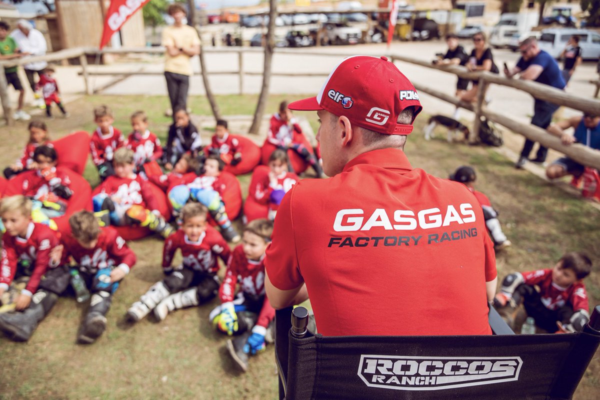 Qué súper evento esta mañana con los futuros campeones de GasGas!!! Me lo he pasado como un niño pequeño ❤️ // What a nice event this morning with the future GasGas’s champions at @roccosranch!!! I have felt like a kid 🥰 #CatalanGP