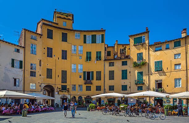 #lucca - Piazza Anfiteatro di Francoise Argoud Legido