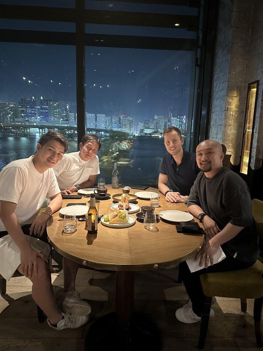 tomsoccerbaka's tweet photo. アブダビに移動してきました。
内装もスタッフもバッチリ仕上がり残すはオープンを待つのみです。夜はオーナーと一緒にご飯を食べながら素晴らしい時間を過ごせました。
誰にとっても新しいチャレンジであり、素晴らしい1歩！！まだまだ前！
この業界としての世界への大きな一歩！ https://t.co/0Jy9FNIJmF