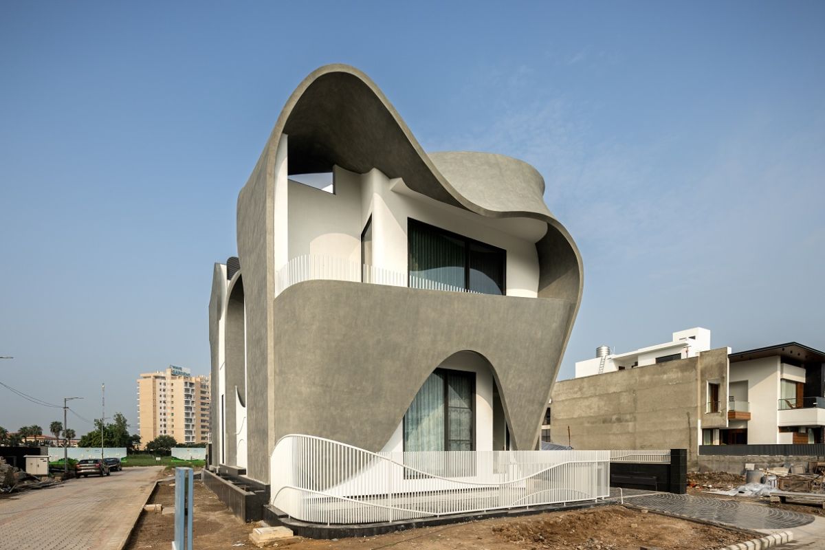 AlHormigon's tweet photo. [Arquitectura y Urbanismo] En #India, se encuentra una casa con una muy particular fachada que va envolviendo a la edificación, como si fuese una cinta. El elemento, fabricados con #hormigón, es del estudio de arquitectura Studio Ardete.

Detalles, AQUÍ ▶️ https://t.co/10WU97yvOf https://t.co/HodGkjYJ6O