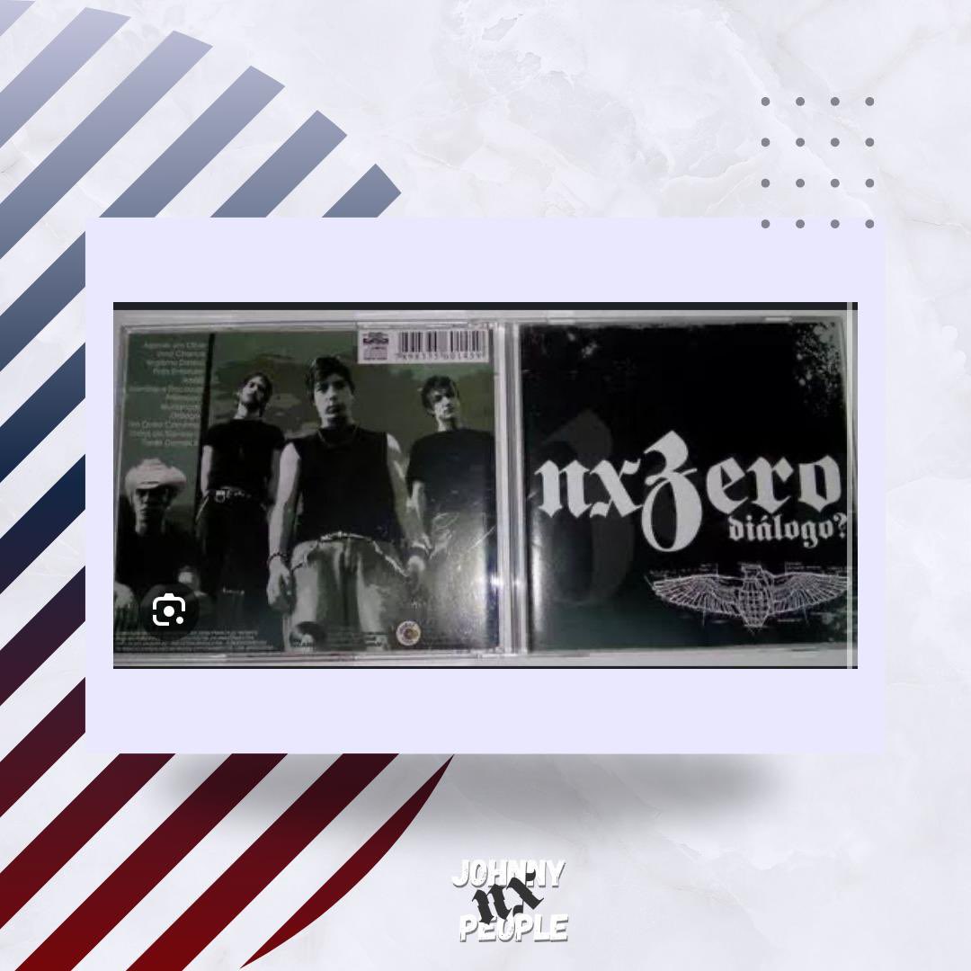 johnnypeoplenx's tweet photo. Senta que lá vem história 😂 O "Diálogo?" é o álbum de estreia do NX Zero, lançado em 2004. “Tarde Demais” e "Apenas Um Olhar" foram os singles do álbum. 

 Conta pra gente, qual sua música favorita do Diálogo? 

@nxzerooficial #TourCedoOuTarde https://t.co/EOwIRqLDVH