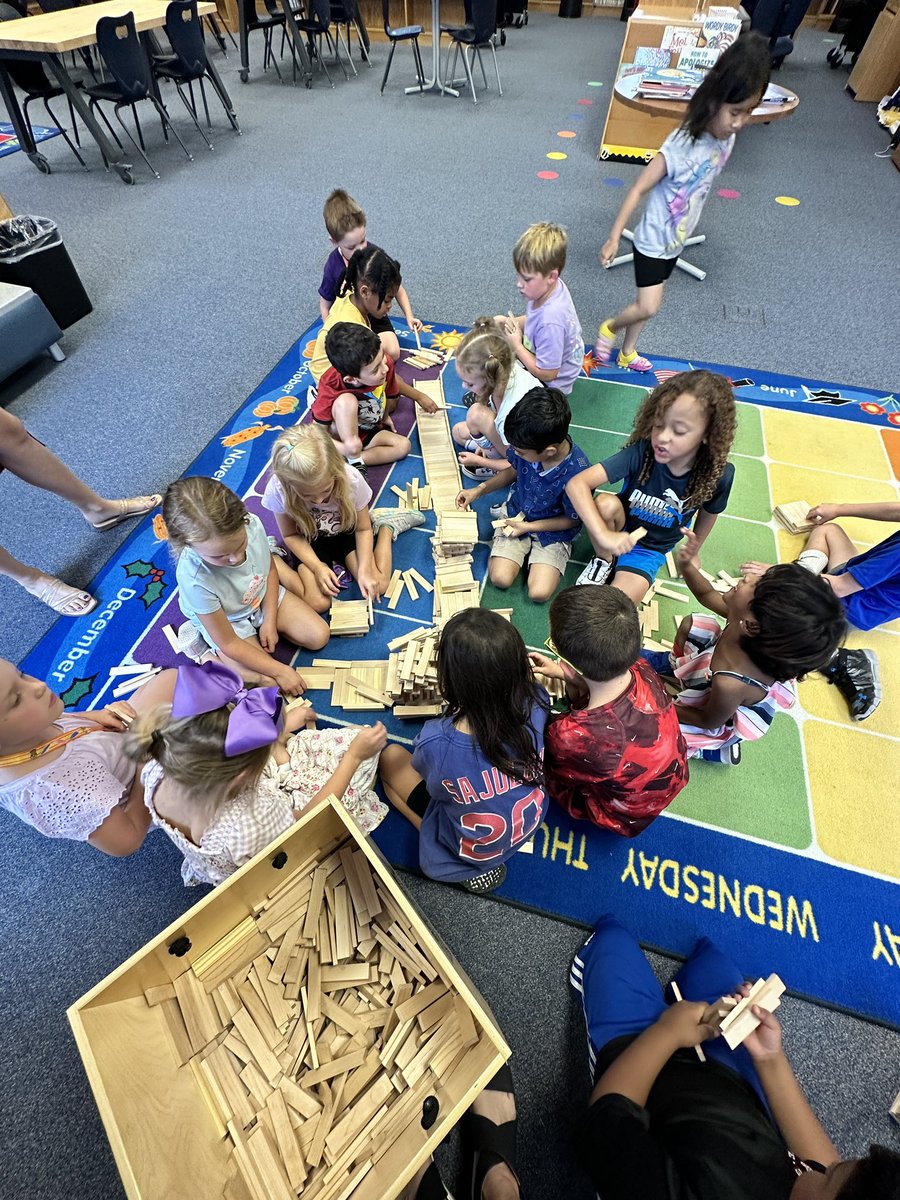 There have been some excellent libraries built by our first grade makers this week. Highlights for me: shared reading, hand gestures, and peer collaboration <a href="/BennettBears/">Bennett Bears</a> #bennettlc #weareMcKinney #MISDreads