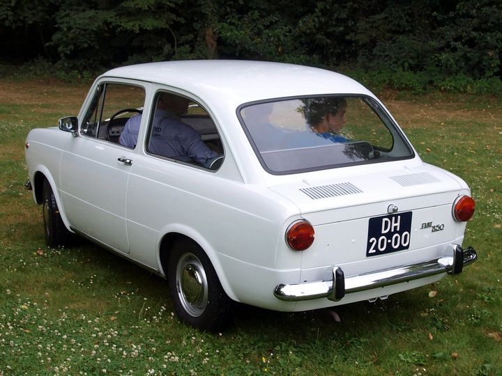 La Fiat 850 è un'autovettura prodotta tra il 1964 ed il 1971 in oltre due milioni e duecentomila esemplari. Nata per riempire il vuoto che vi era tra la 600 e la 1100 (non a caso 850 è la media aritmetica di 600 e 1100), la FIAT riuscì a creare in poco tempo e con poca spesa una…