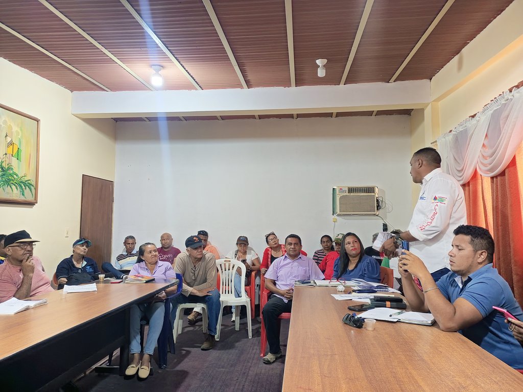 HoffmanJoseV's tweet photo. Desarrollada reunión ordinaria del EPM d #Achaguas #Apure del @PartidoPSUV  dónde se debatió la agenda de acción de esta semana y las orientaciones q envía la Dirección Nacional del partido
#OrganizarUnirYSumar #Venceremos 🇻🇪
@NicolasMaduro @eduardopiate2 @dcabellor @pinfantea https://t.co/He88vH86J5