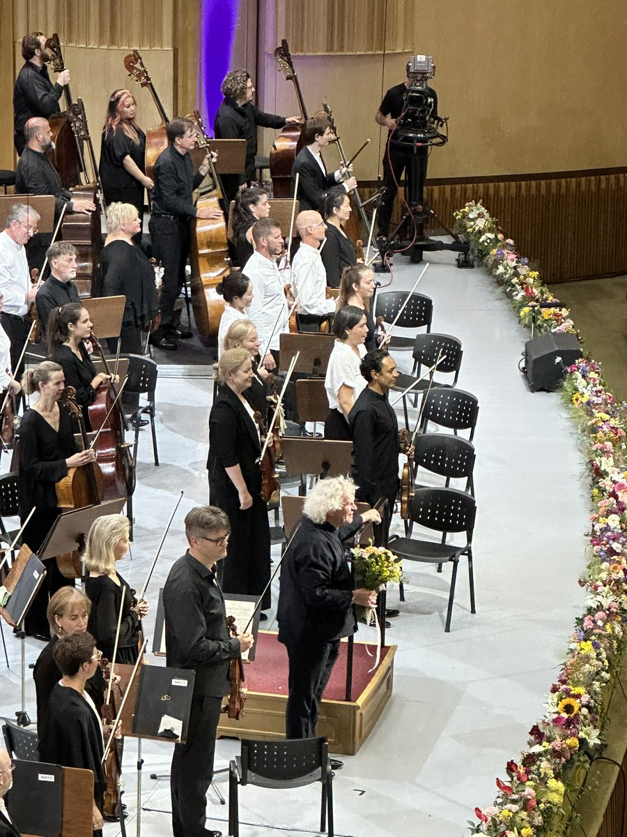 I think I’m a bit late to the party but boy did @SirSimonRattle’s Mahler 9 tonight @Enescu_Festival with @londonsymphony run the gamut of emotions. A performance I’ll remember for an awfully long time and that left me lost for words - a fitting end to his time as music director.